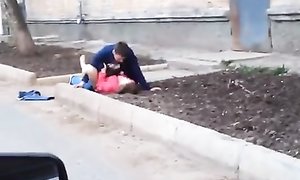 Трахает давалку с района под подъездом в Воронеже