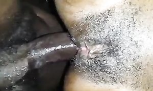 Глубоко трахает в попу негритянку и снимает процесс на телефон