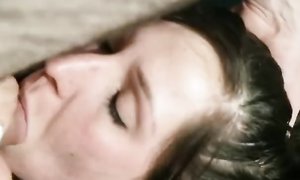 Свой куколд втроём зрелая брюнетка захотела снять на мобильный телефон