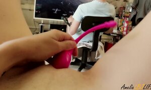 Красивая девушка тупого русского геймера часто вынуждена удовлетворяться мастурбацией