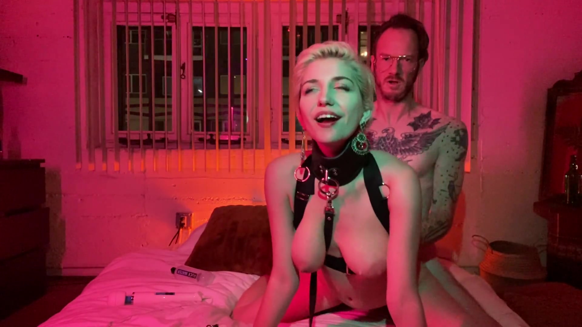 Блондинка с короткой стрижкой постоянно допускает мужское доминирование над собой