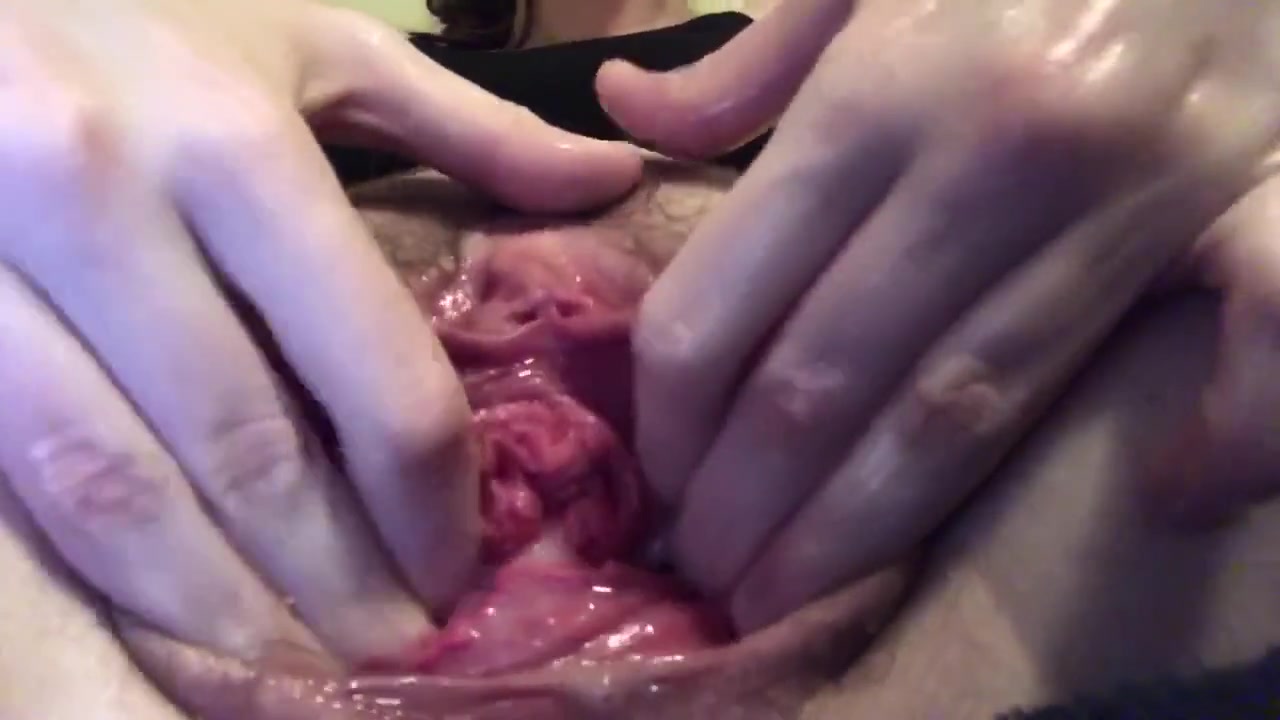 Голая вебкам модель сразу же после фистинга продемонстрировала своё открытое влагалище