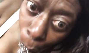 Зрелая уродливая негритянка всё ещё, как и в молодости, берёт в рот у своего старика