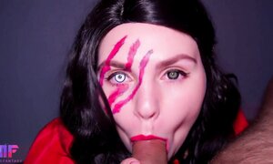 Молодая полная студентка с большими сиськами отметила Хэллоуин, отсасывая член