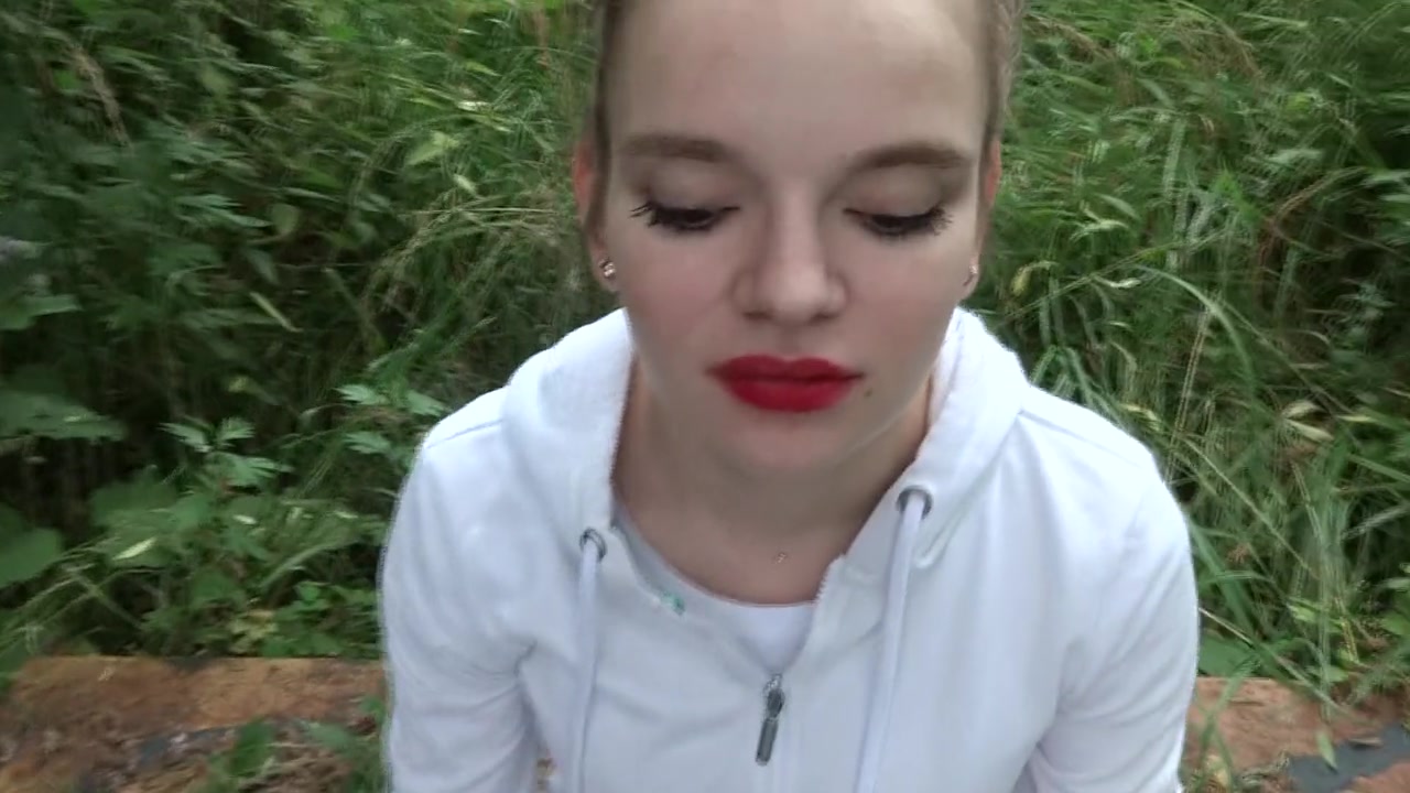 Девчонка накрасила губки, и пришла на лавочку потрахаться