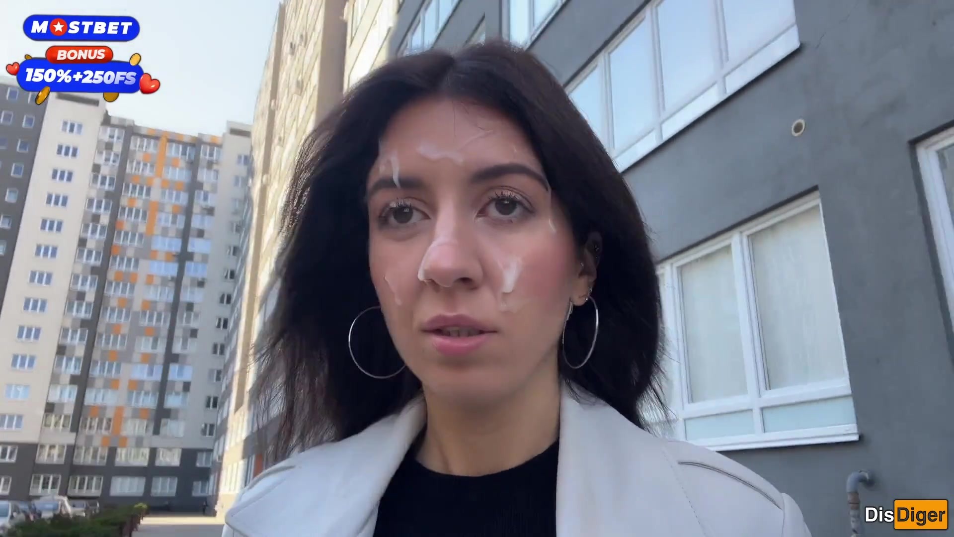 После публичного отсоса в подъезде, брюнетка со следами кончи на лице прогуляться по улице пошла